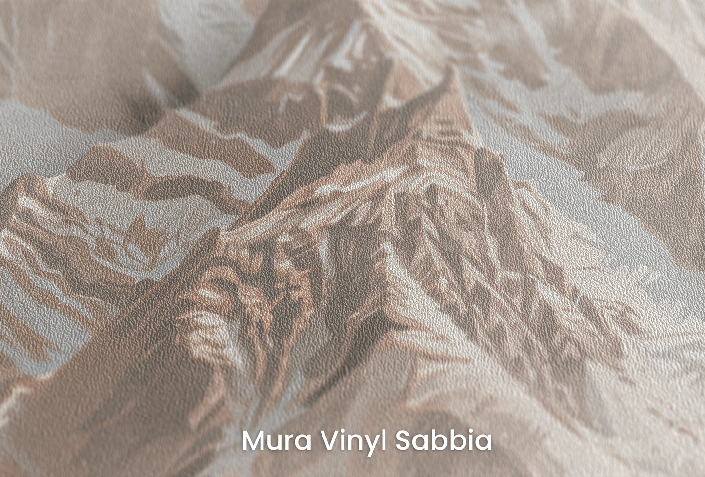 Zbliżenie na artystyczną fototapetę o nazwie Blue Mountain Majesty na podłożu Mura Vinyl Sabbia struktura grubego ziarna piasku.