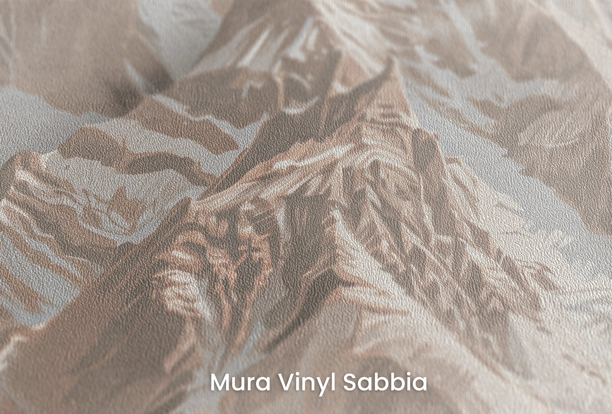 Zbliżenie na artystyczną fototapetę o nazwie Blue Mountain Majesty na podłożu Mura Vinyl Sabbia struktura grubego ziarna piasku.