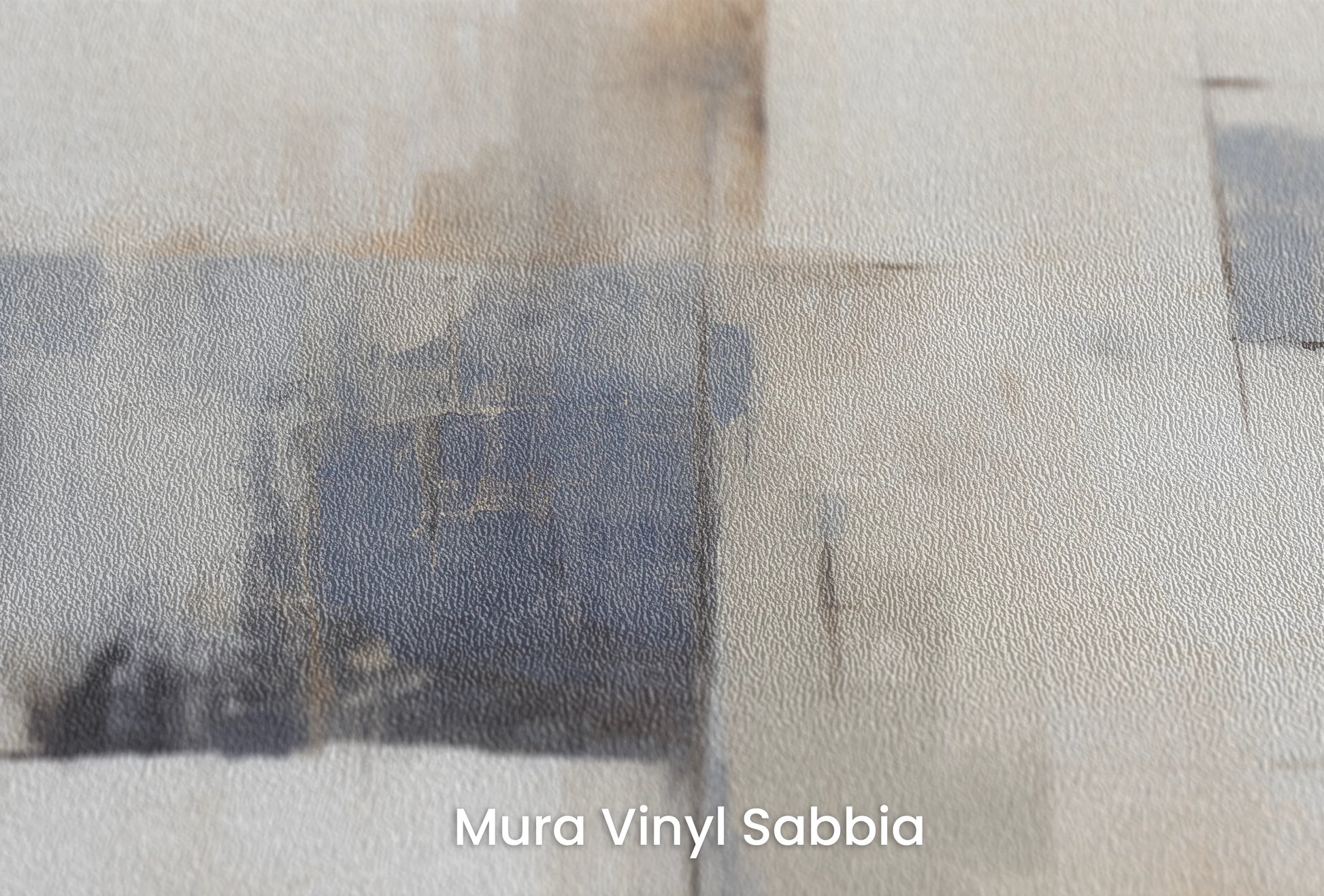 Zbliżenie na artystyczną fototapetę o nazwie Serene Cream na podłożu Mura Vinyl Sabbia struktura grubego ziarna piasku.