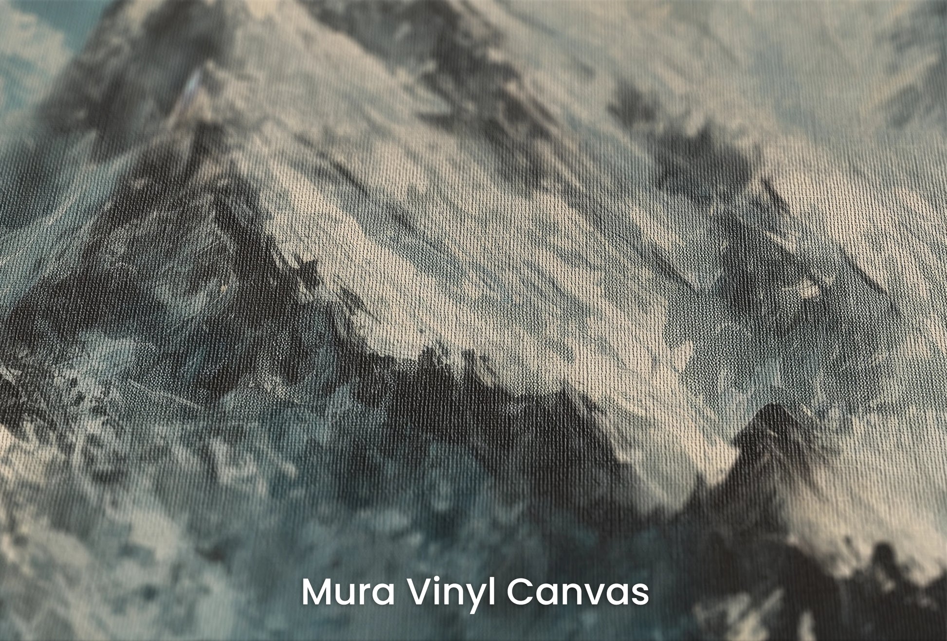 Zbliżenie na artystyczną fototapetę o nazwie Misty Mountain Mystery na podłożu Mura Vinyl Canvas - faktura naturalnego płótna.