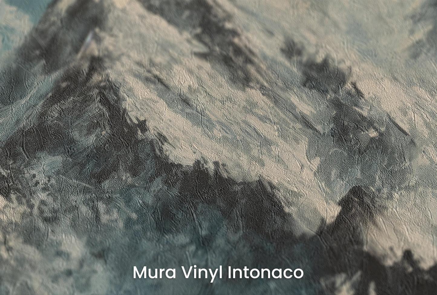 Zbliżenie na artystyczną fototapetę o nazwie Misty Mountain Mystery na podłożu Mura Vinyl Intonaco - struktura tartego tynku.