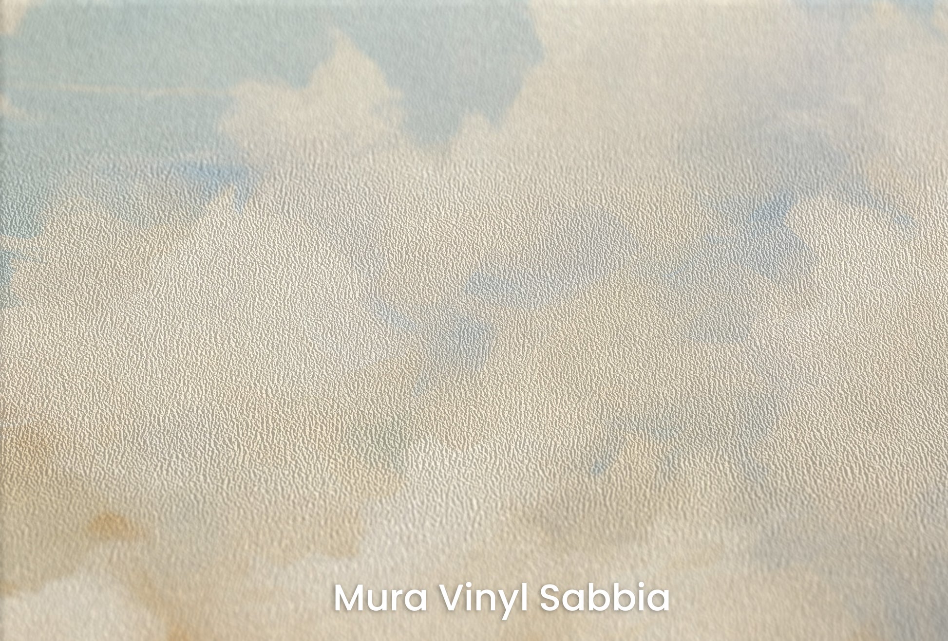 Zbliżenie na artystyczną fototapetę o nazwie HEAVENLY GLOW ATELIER na podłożu Mura Vinyl Sabbia struktura grubego ziarna piasku.