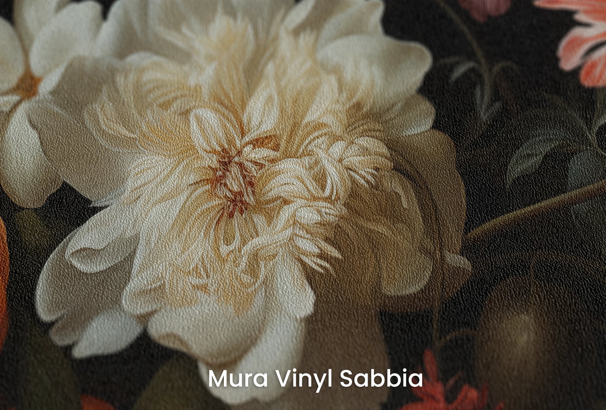 Zbliżenie na artystyczną fototapetę o nazwie Baroque Flower Scene na podłożu Mura Vinyl Sabbia struktura grubego ziarna piasku.