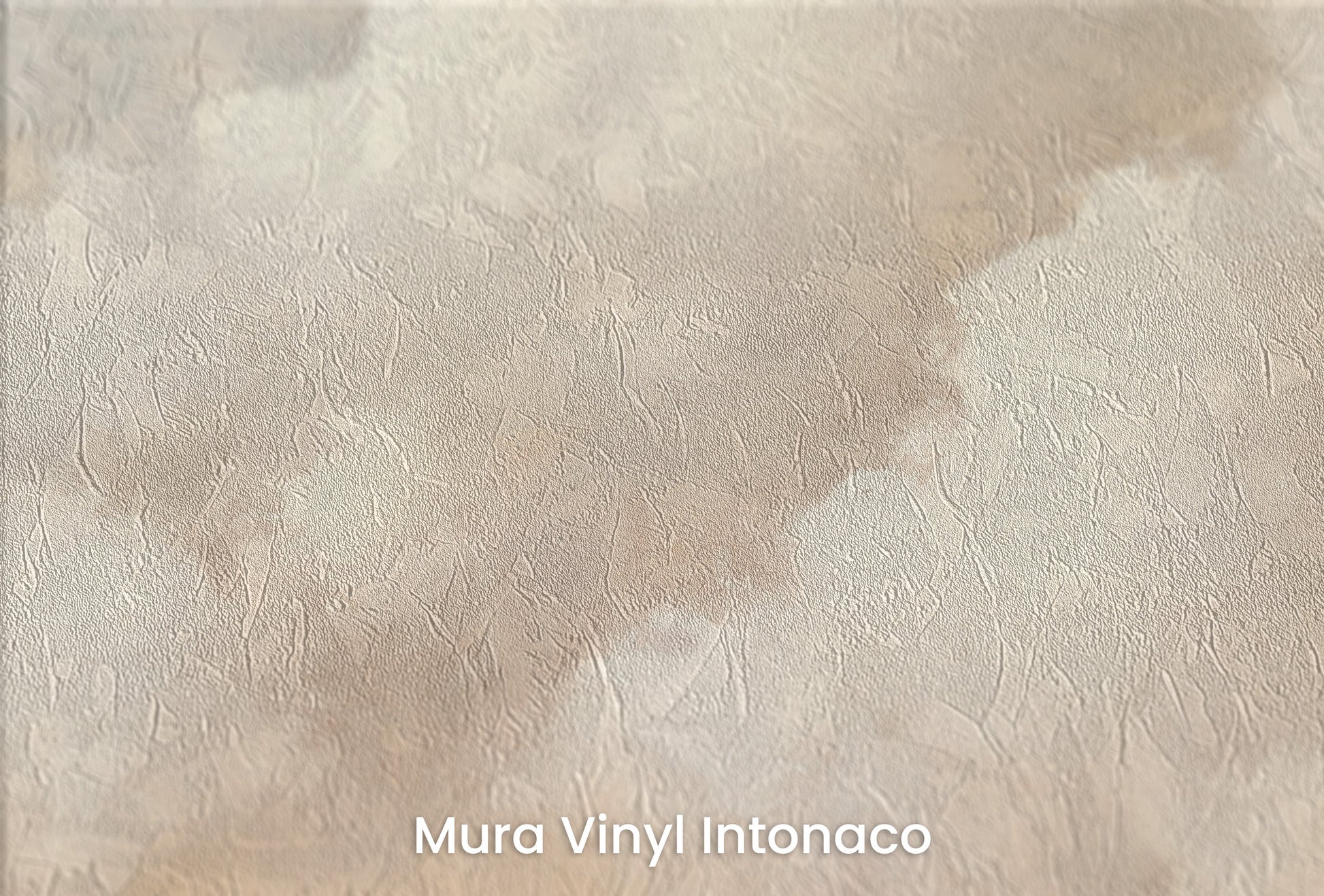 Zbliżenie na artystyczną fototapetę o nazwie CLOUDS OF AMBER TWILIGHT na podłożu Mura Vinyl Intonaco - struktura tartego tynku.