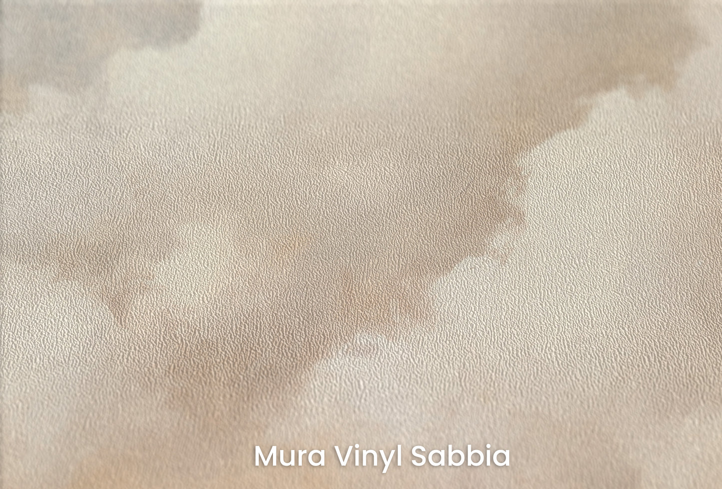 Zbliżenie na artystyczną fototapetę o nazwie CLOUDS OF AMBER TWILIGHT na podłożu Mura Vinyl Sabbia struktura grubego ziarna piasku.