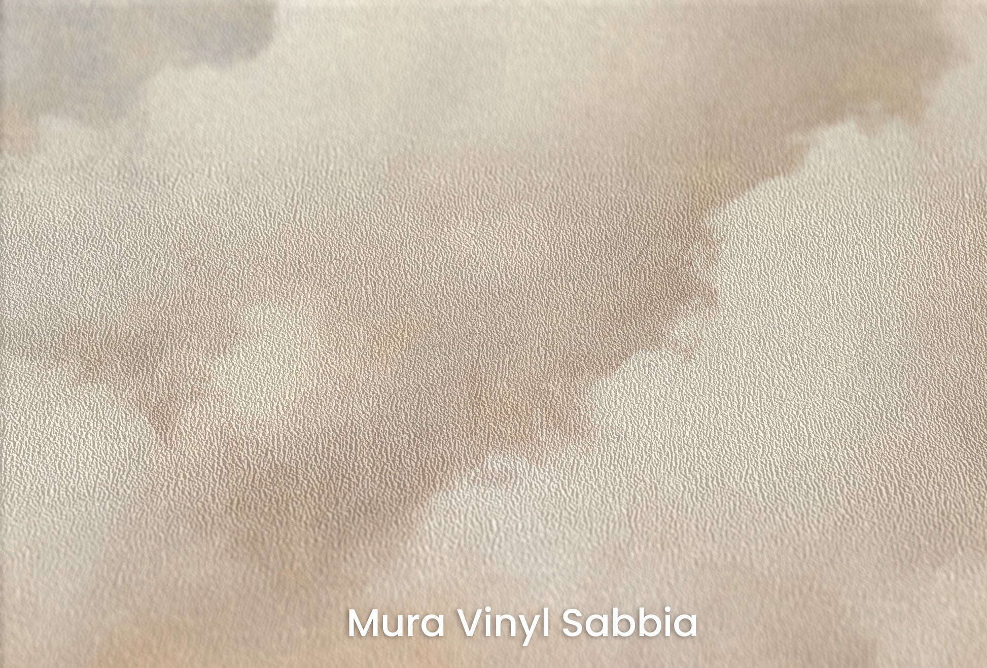 Zbliżenie na artystyczną fototapetę o nazwie CLOUDS OF AMBER TWILIGHT na podłożu Mura Vinyl Sabbia struktura grubego ziarna piasku.