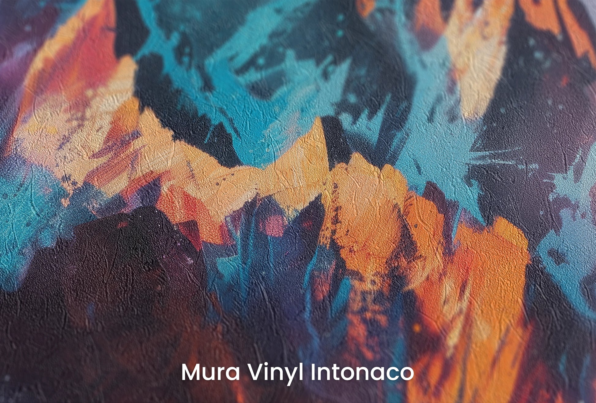 Zbliżenie na artystyczną fototapetę o nazwie Vivid Summit na podłożu Mura Vinyl Intonaco - struktura tartego tynku.
