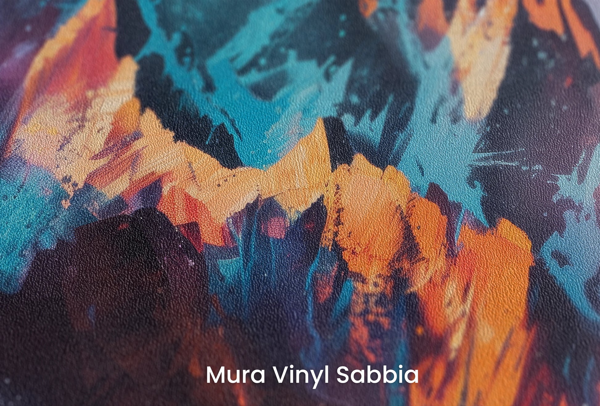 Zbliżenie na artystyczną fototapetę o nazwie Vivid Summit na podłożu Mura Vinyl Sabbia struktura grubego ziarna piasku.