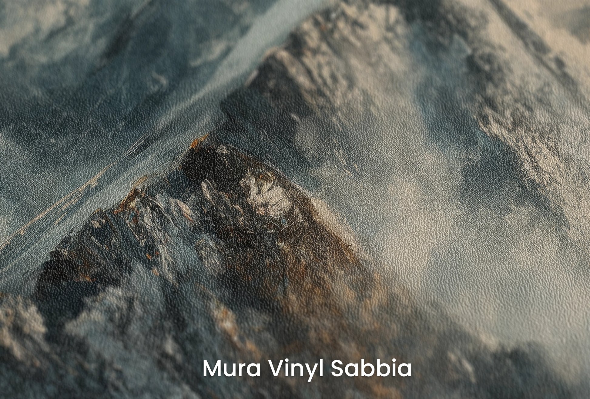 Zbliżenie na artystyczną fototapetę o nazwie Frosty Peaks na podłożu Mura Vinyl Sabbia struktura grubego ziarna piasku.
