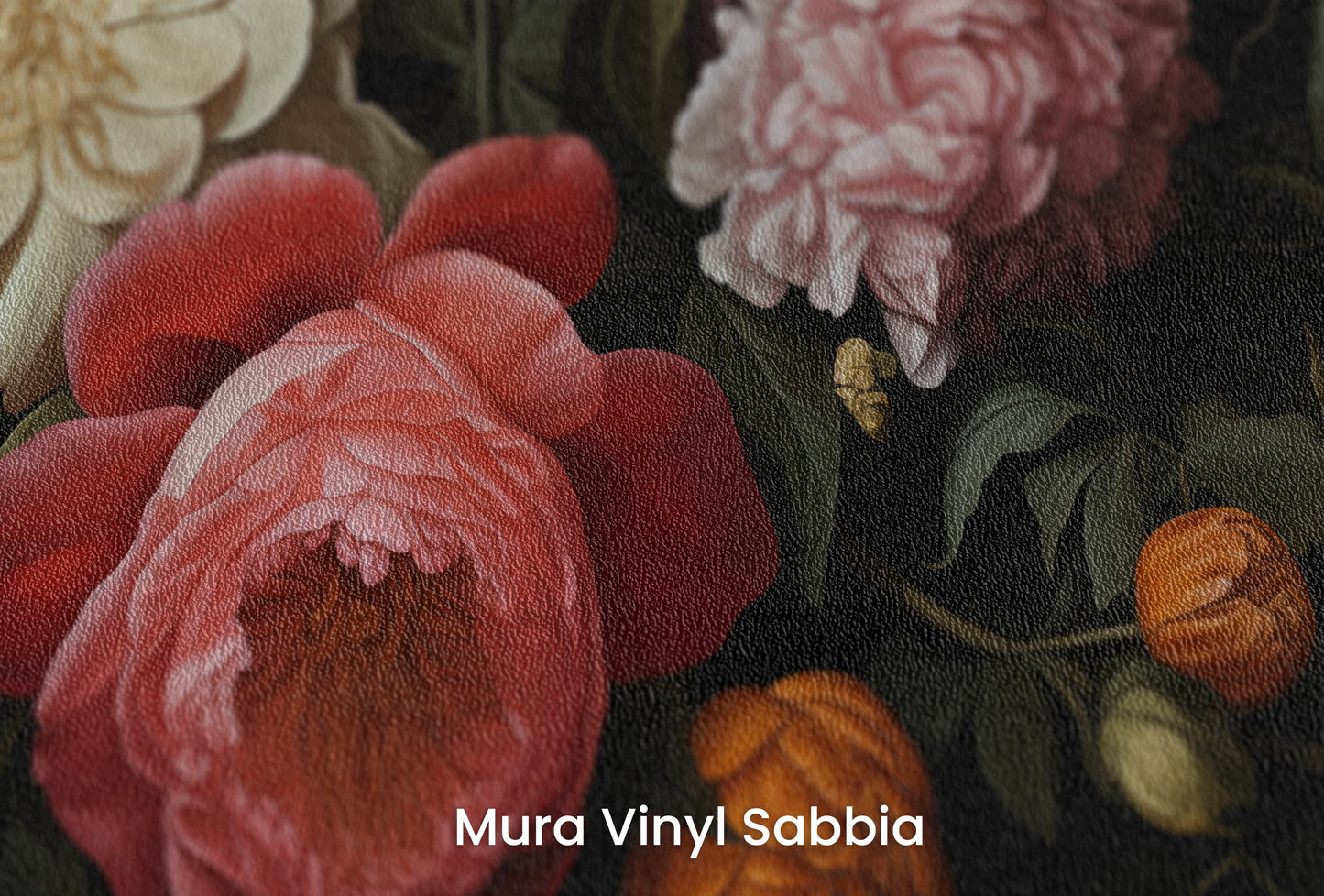 Zbliżenie na artystyczną fototapetę o nazwie Dutch Floral Classic na podłożu Mura Vinyl Sabbia struktura grubego ziarna piasku.