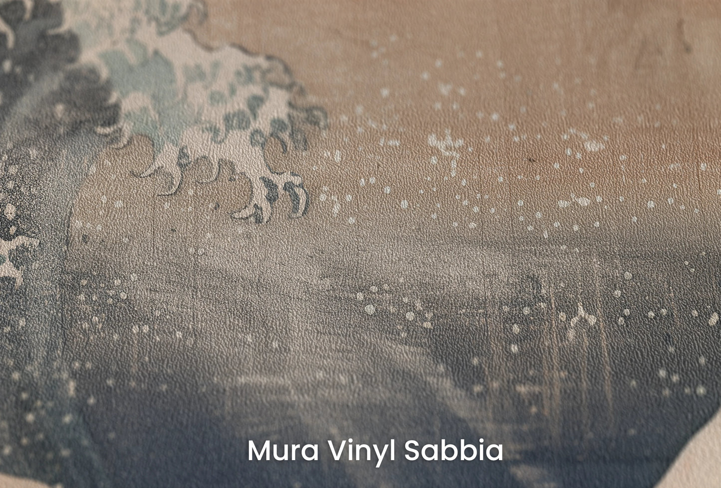 Zbliżenie na artystyczną fototapetę o nazwie Majestic Wave na podłożu Mura Vinyl Sabbia struktura grubego ziarna piasku.