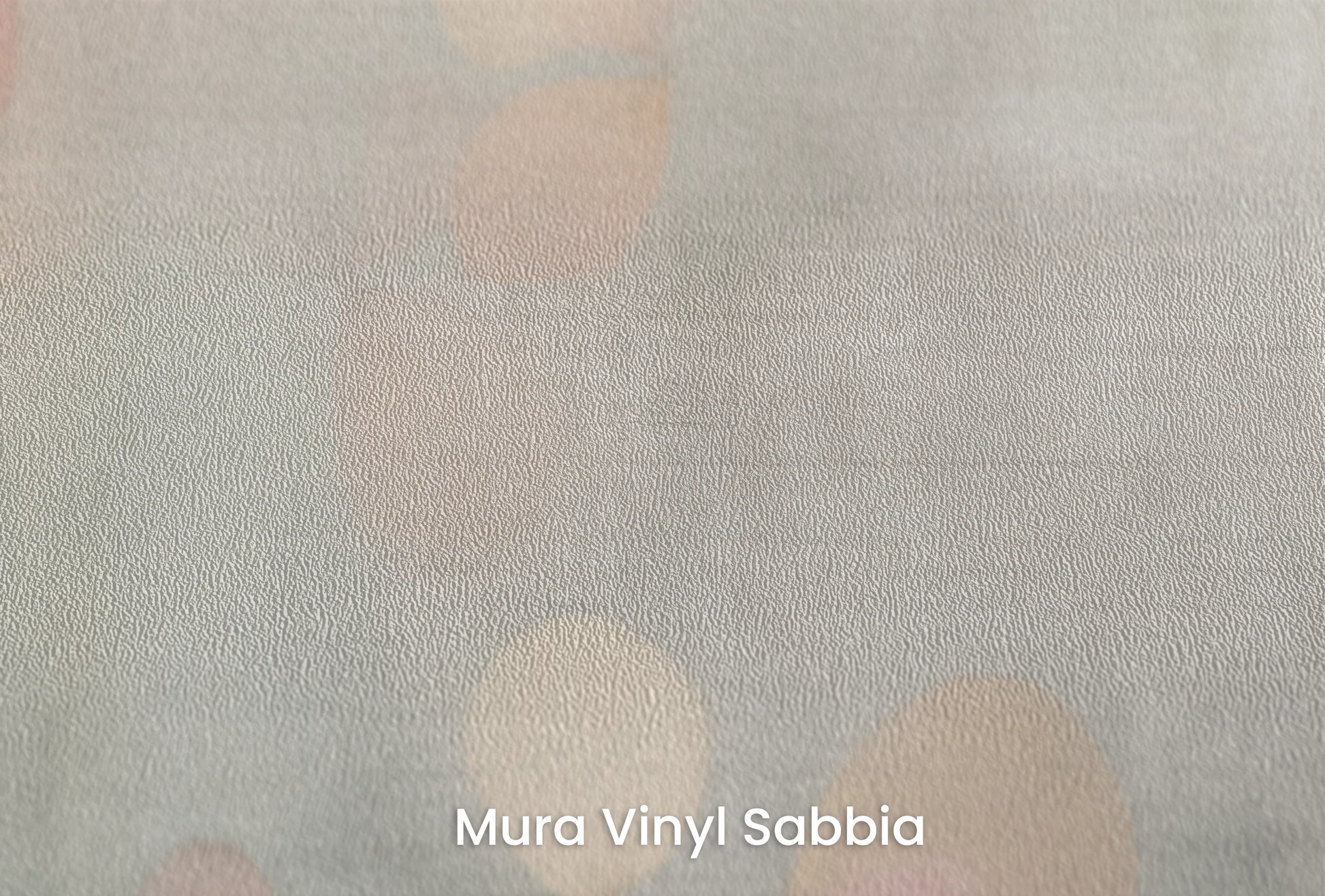 Zbliżenie na artystyczną fototapetę o nazwie Abstract Petals na podłożu Mura Vinyl Sabbia struktura grubego ziarna piasku.