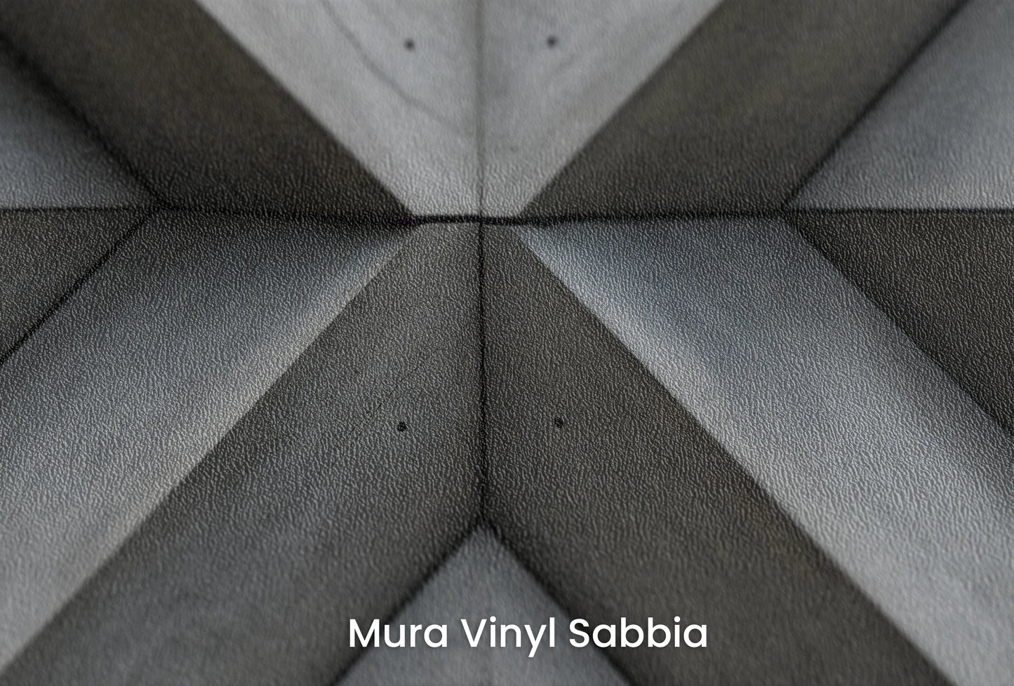 Zbliżenie na artystyczną fototapetę o nazwie Triangular Depth na podłożu Mura Vinyl Sabbia struktura grubego ziarna piasku.