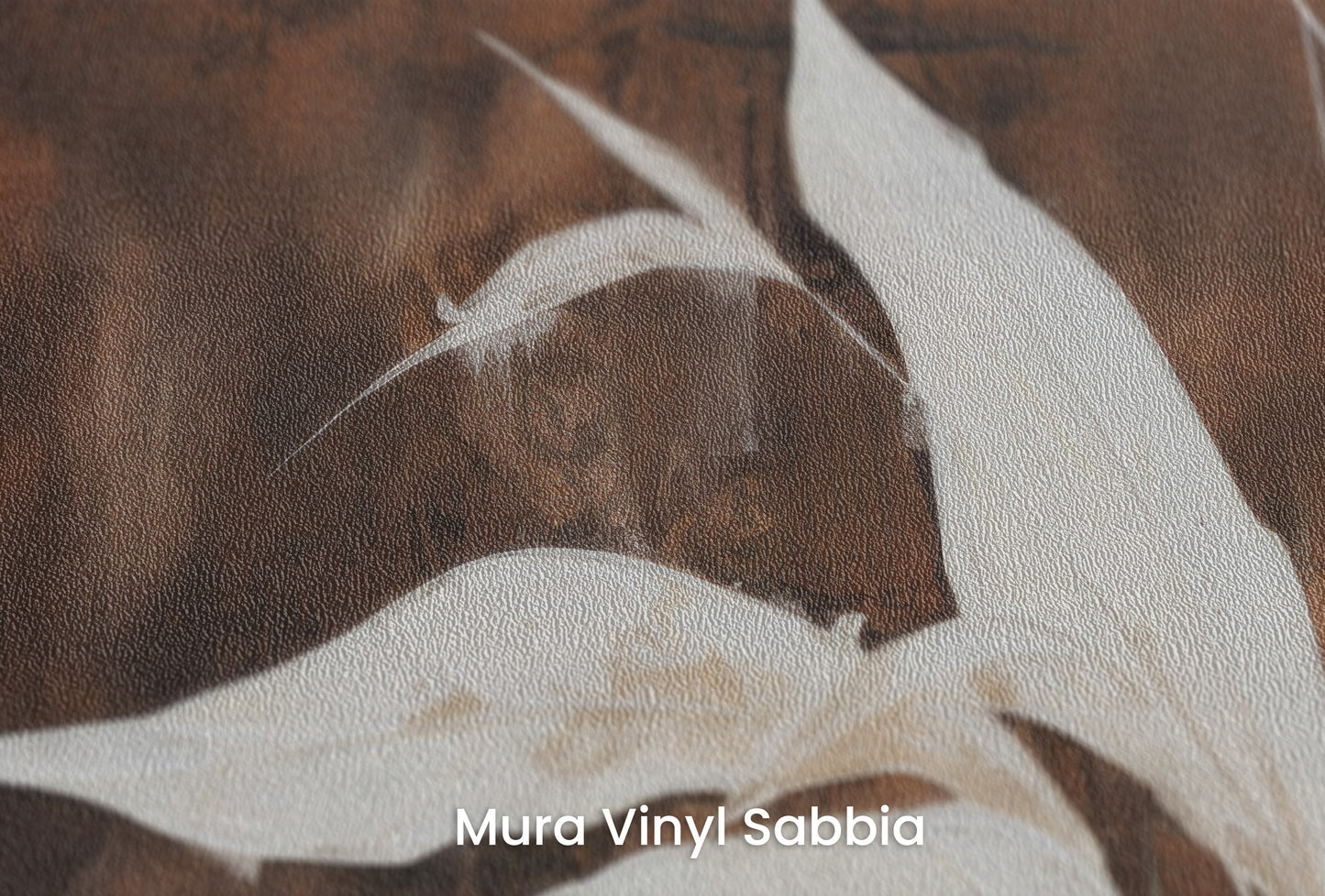 Zbliżenie na artystyczną fototapetę o nazwie Whispers of Fall na podłożu Mura Vinyl Sabbia struktura grubego ziarna piasku.