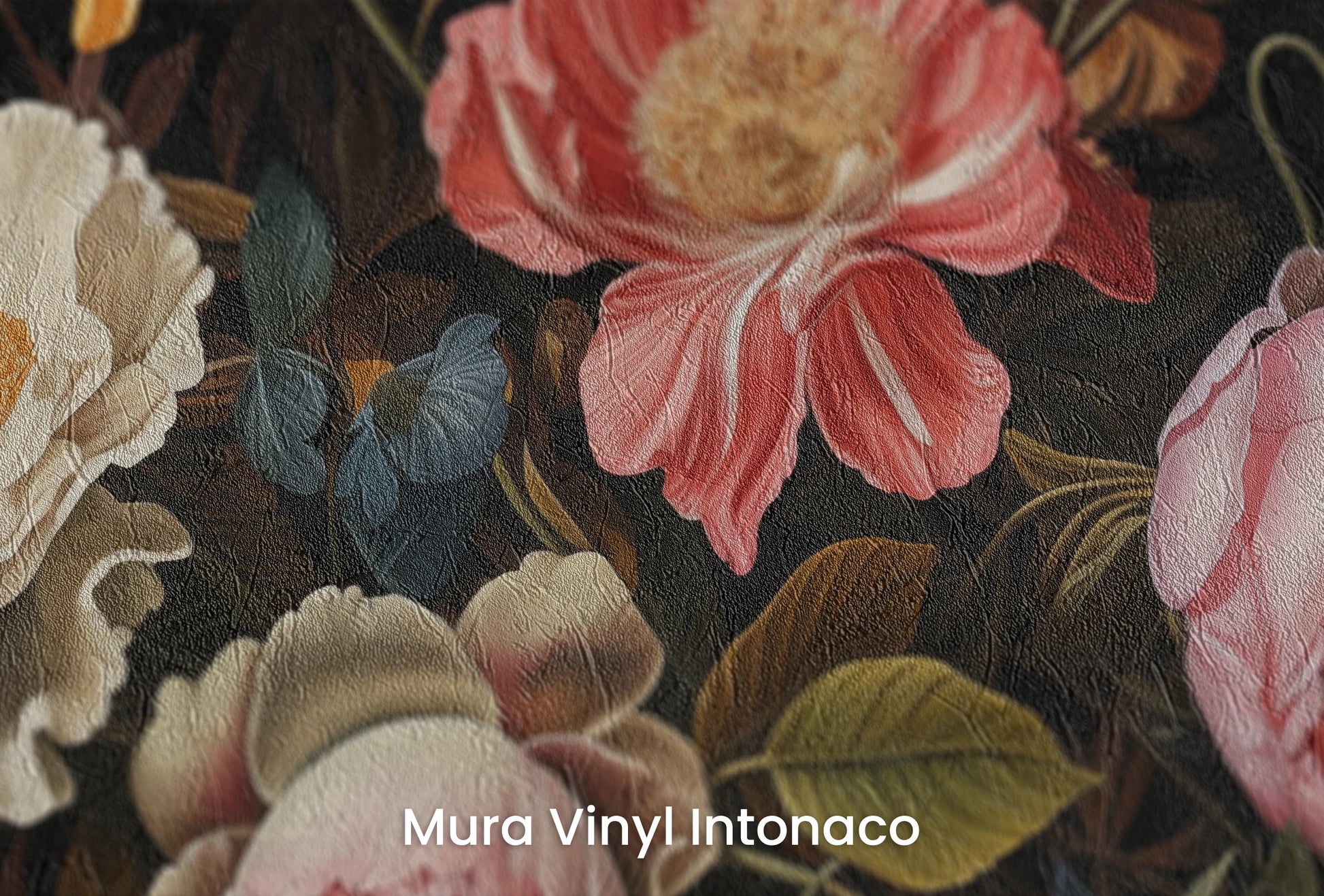 Zbliżenie na artystyczną fototapetę o nazwie Baroque Floral Richness na podłożu Mura Vinyl Intonaco - struktura tartego tynku.