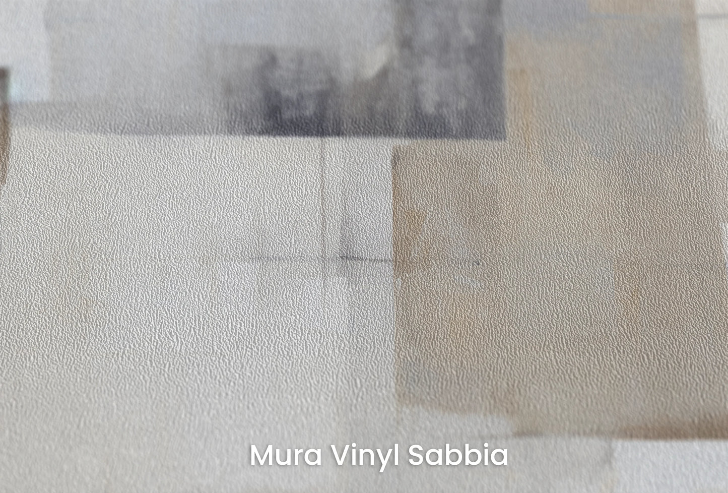 Zbliżenie na artystyczną fototapetę o nazwie Geometric Calm na podłożu Mura Vinyl Sabbia struktura grubego ziarna piasku.