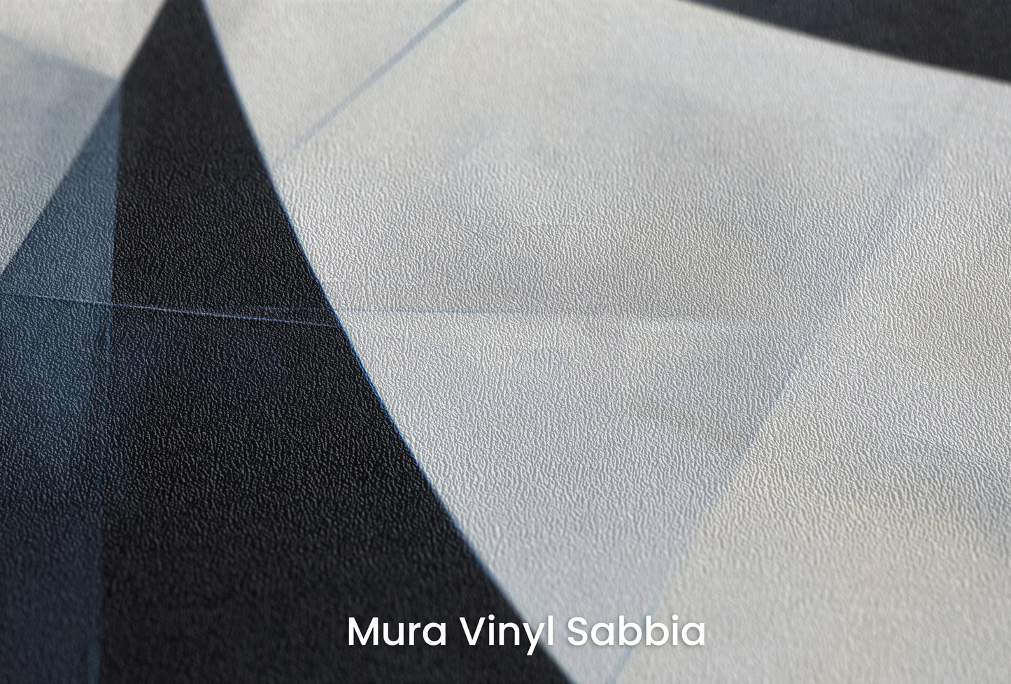 Zbliżenie na artystyczną fototapetę o nazwie Monochrome Slices na podłożu Mura Vinyl Sabbia struktura grubego ziarna piasku.