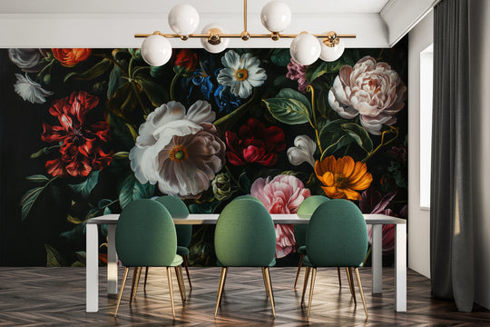Wzór fototapety artystycznej o nazwie Midnight Floral Drama pokazanej w aranżacji wnętrza.