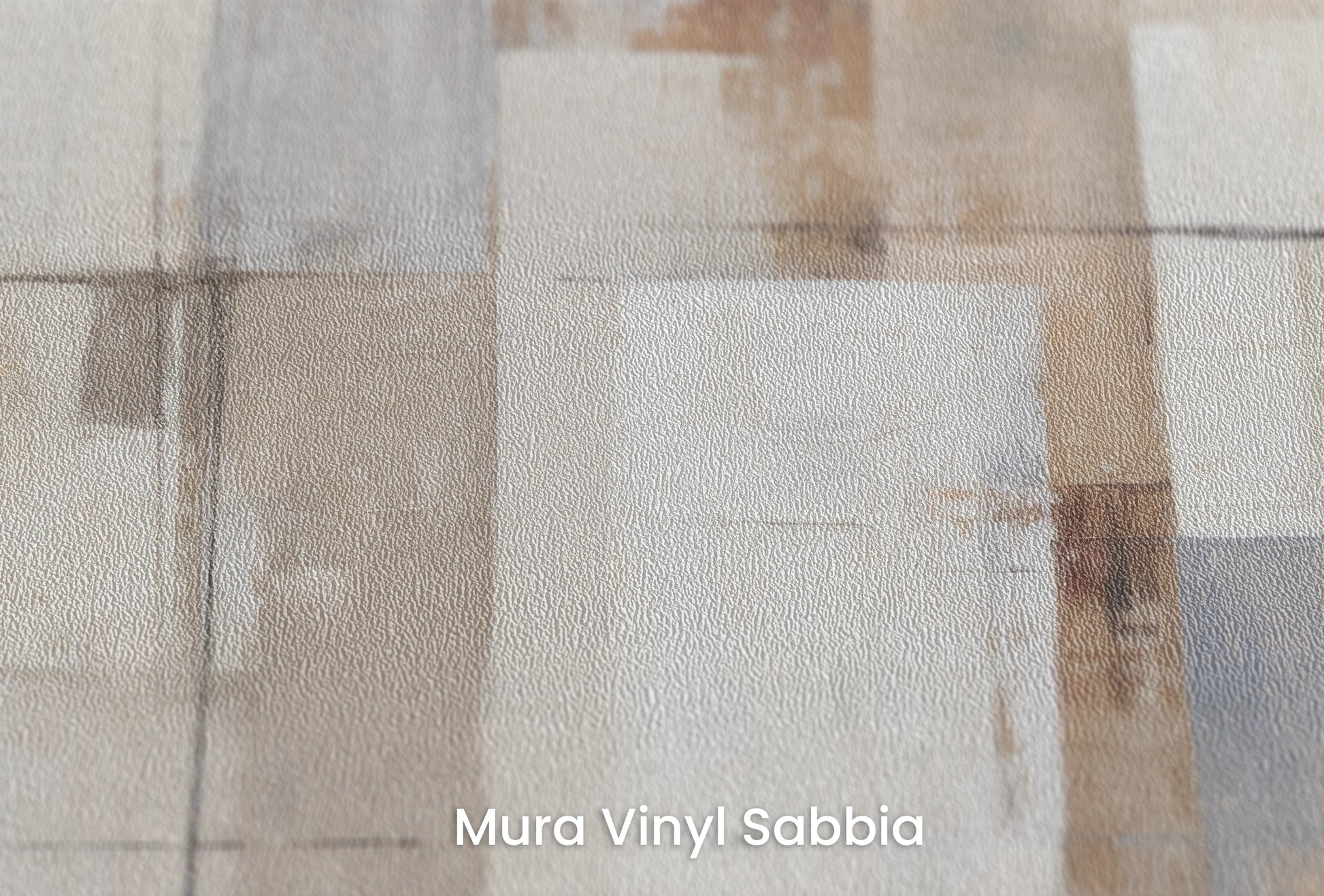 Zbliżenie na artystyczną fototapetę o nazwie Layered Tranquility na podłożu Mura Vinyl Sabbia struktura grubego ziarna piasku.