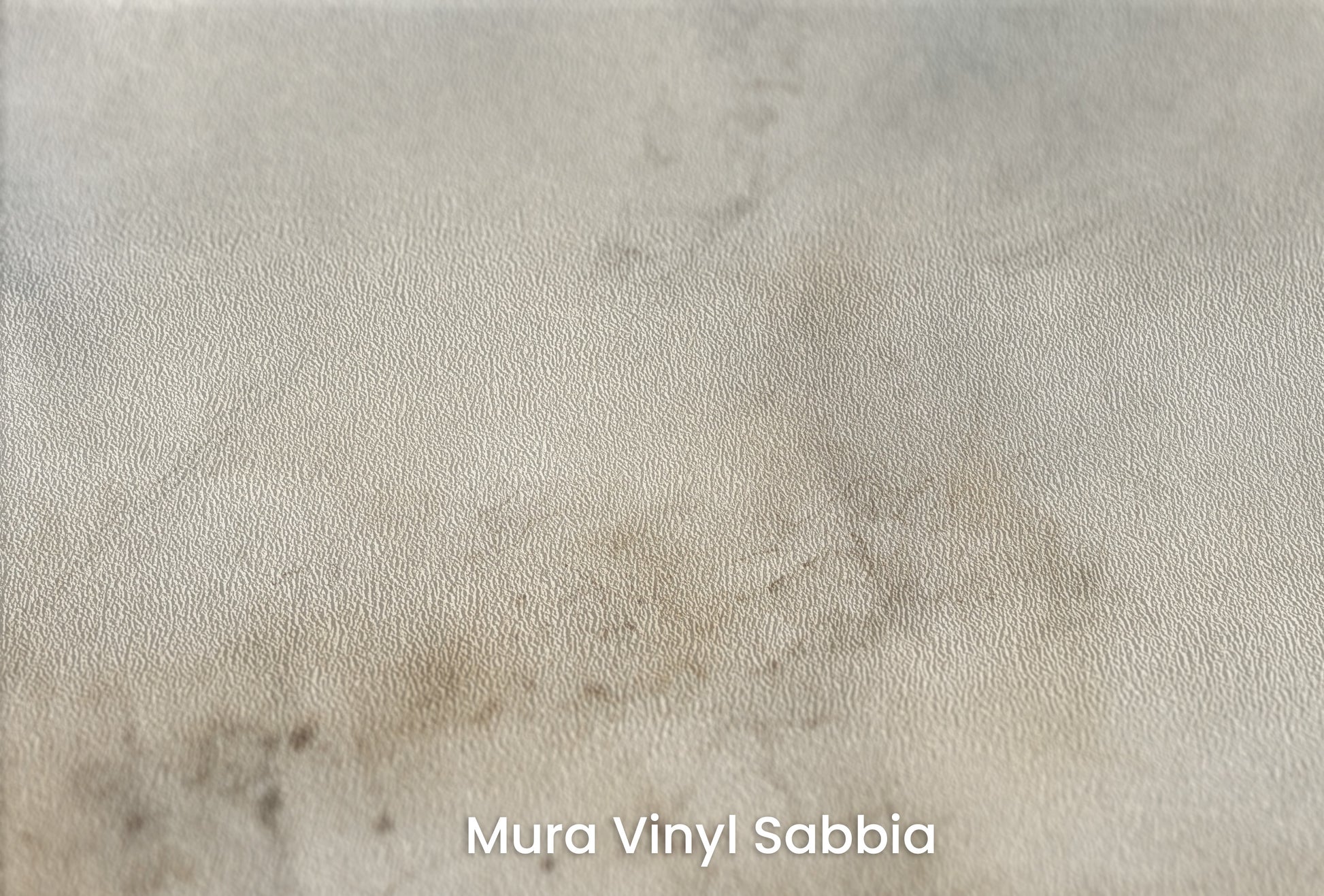 Zbliżenie na artystyczną fototapetę o nazwie STORM FRONT WHISPER na podłożu Mura Vinyl Sabbia struktura grubego ziarna piasku.