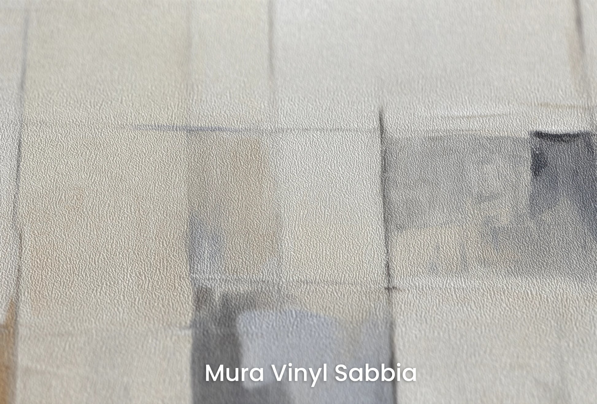 Zbliżenie na artystyczną fototapetę o nazwie Urban Canvas na podłożu Mura Vinyl Sabbia struktura grubego ziarna piasku.