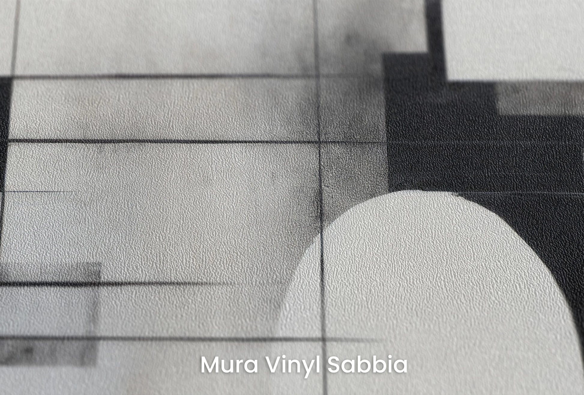 Zbliżenie na artystyczną fototapetę o nazwie Monochromatic Intersect na podłożu Mura Vinyl Sabbia struktura grubego ziarna piasku.