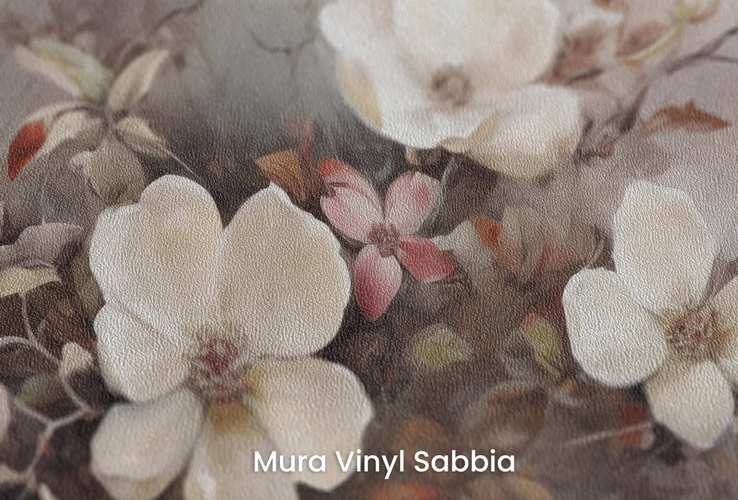 Zbliżenie na artystyczną fototapetę o nazwie Whispering Cherry na podłożu Mura Vinyl Sabbia struktura grubego ziarna piasku.