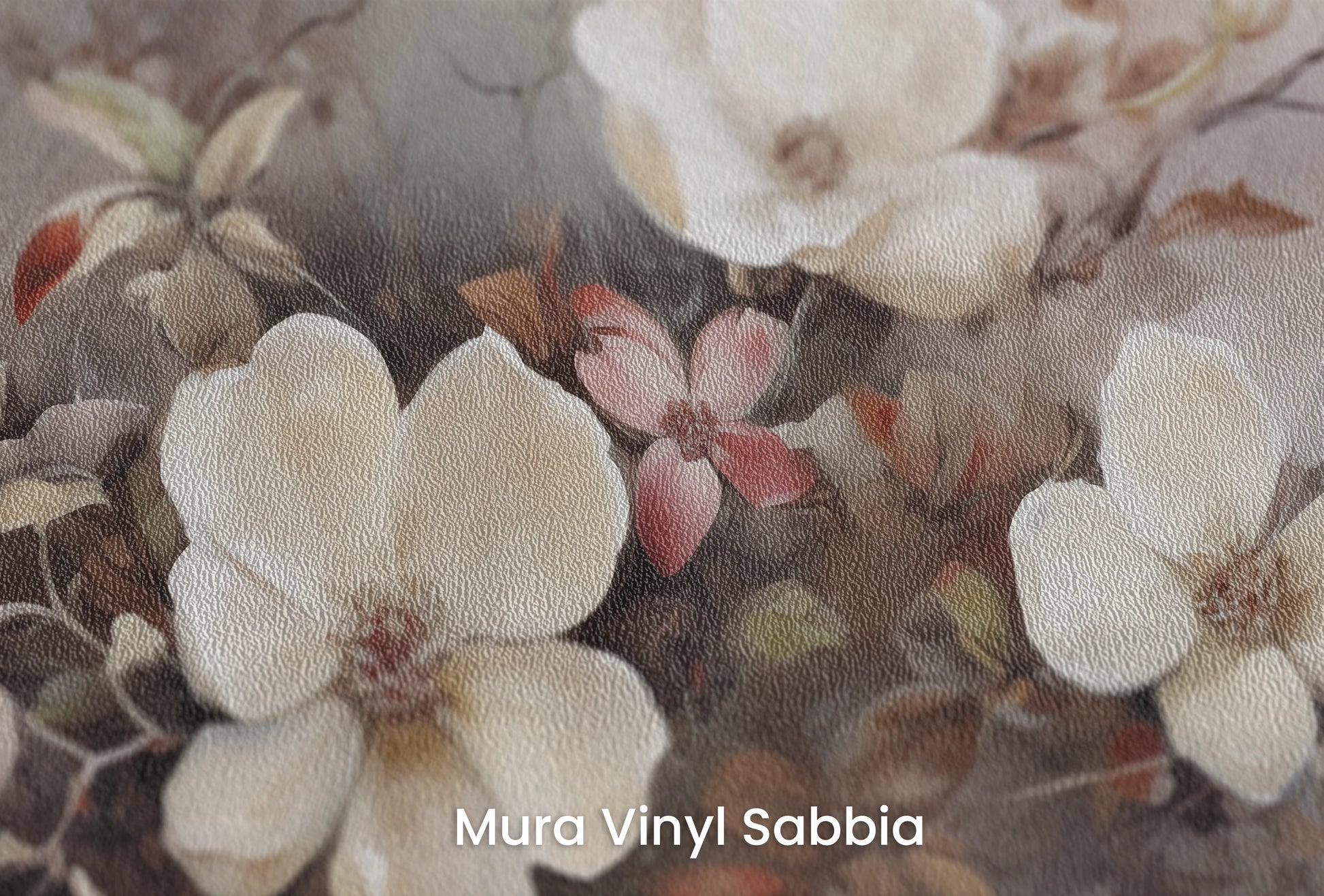 Zbliżenie na artystyczną fototapetę o nazwie Whispering Cherry na podłożu Mura Vinyl Sabbia struktura grubego ziarna piasku.