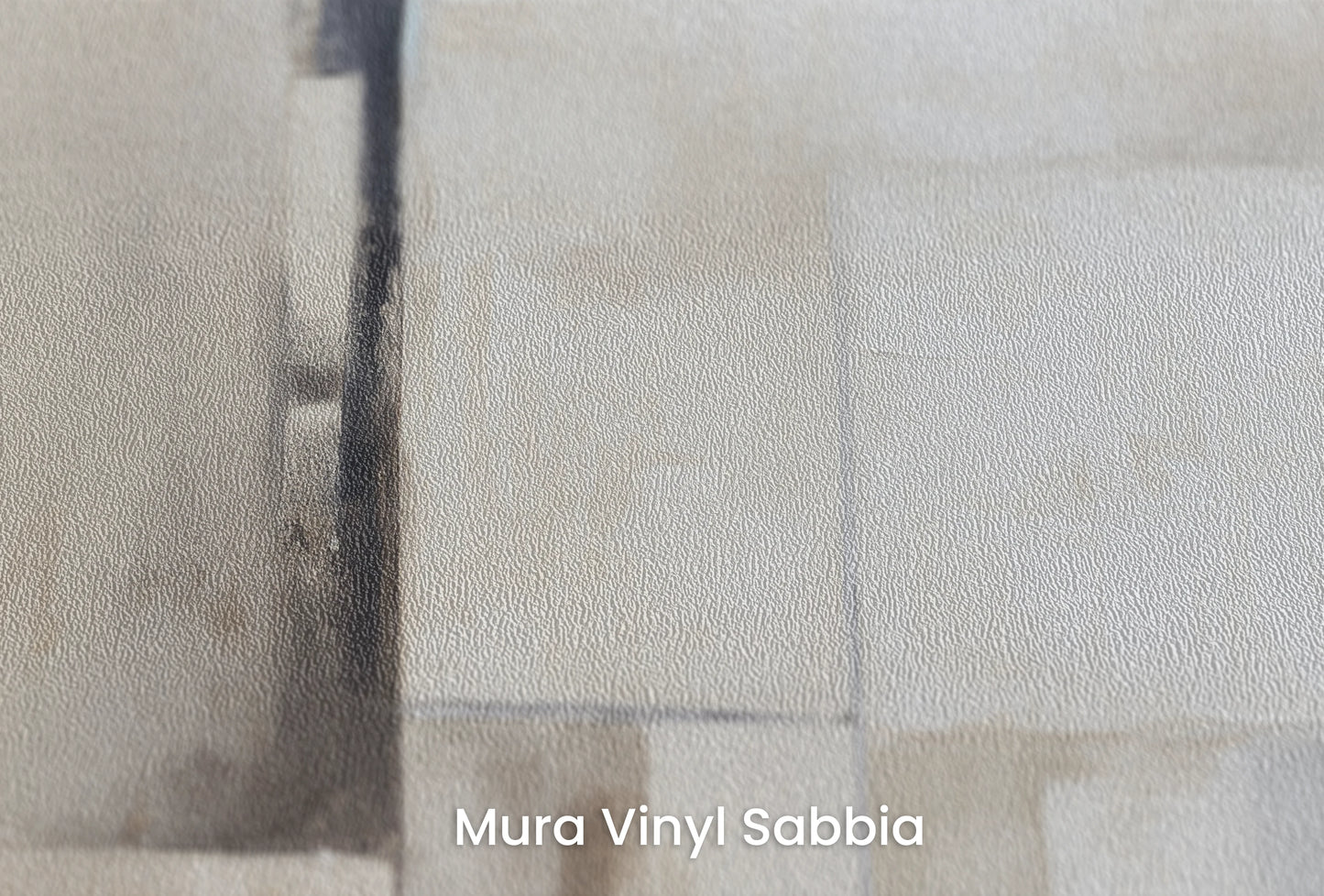 Zbliżenie na artystyczną fototapetę o nazwie Timeless Whisper na podłożu Mura Vinyl Sabbia struktura grubego ziarna piasku.