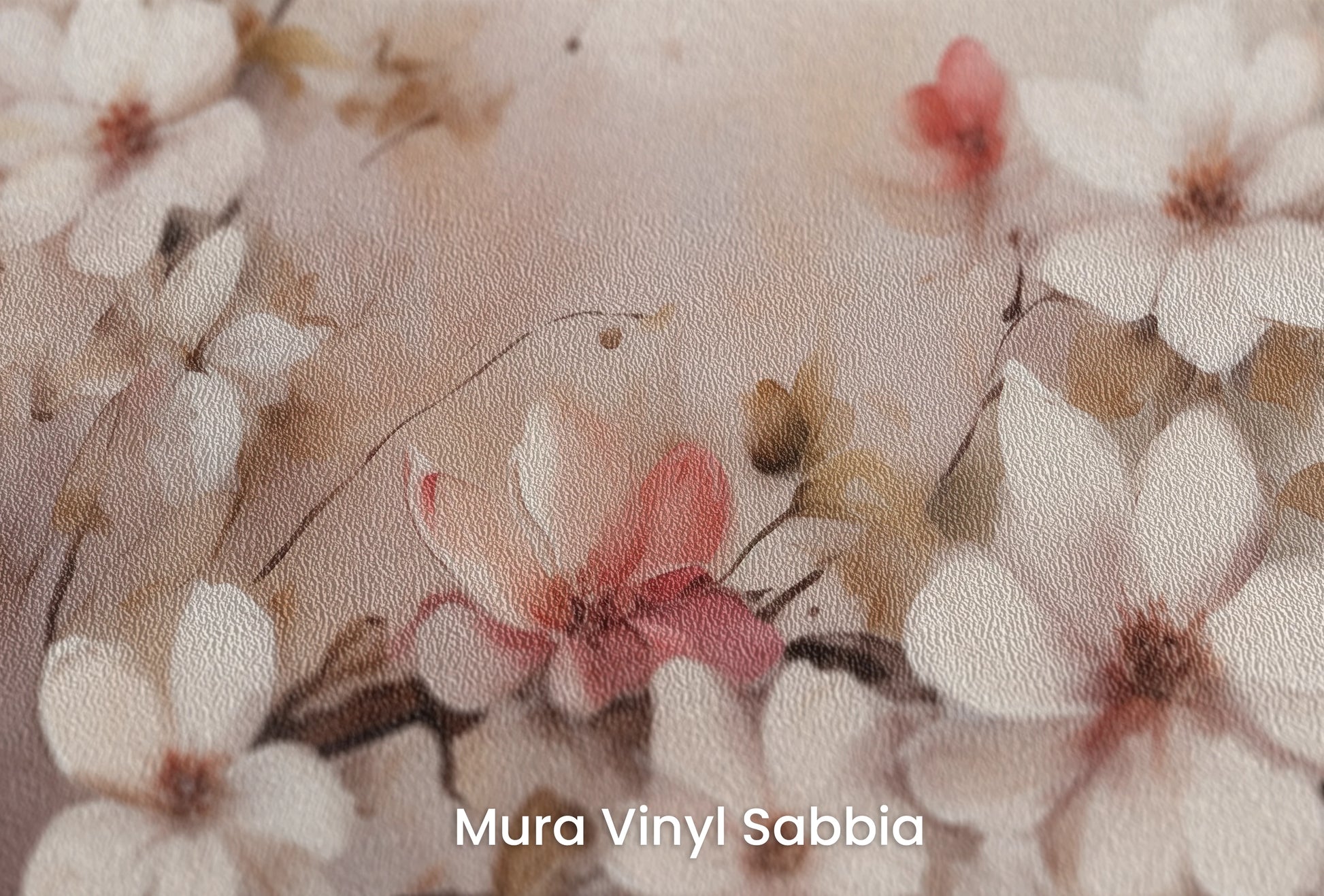 Zbliżenie na artystyczną fototapetę o nazwie Misty Blossom na podłożu Mura Vinyl Sabbia struktura grubego ziarna piasku.
