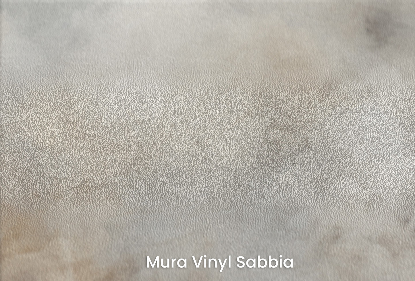 Zbliżenie na artystyczną fototapetę o nazwie CELESTIAL MIST na podłożu Mura Vinyl Sabbia struktura grubego ziarna piasku.