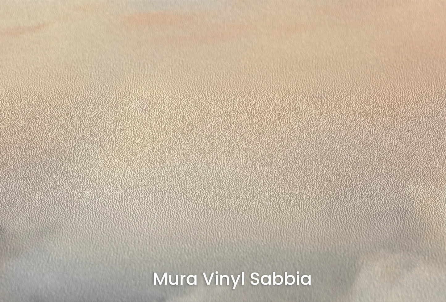 Zbliżenie na artystyczną fototapetę o nazwie Misty Morning Hues na podłożu Mura Vinyl Sabbia struktura grubego ziarna piasku.