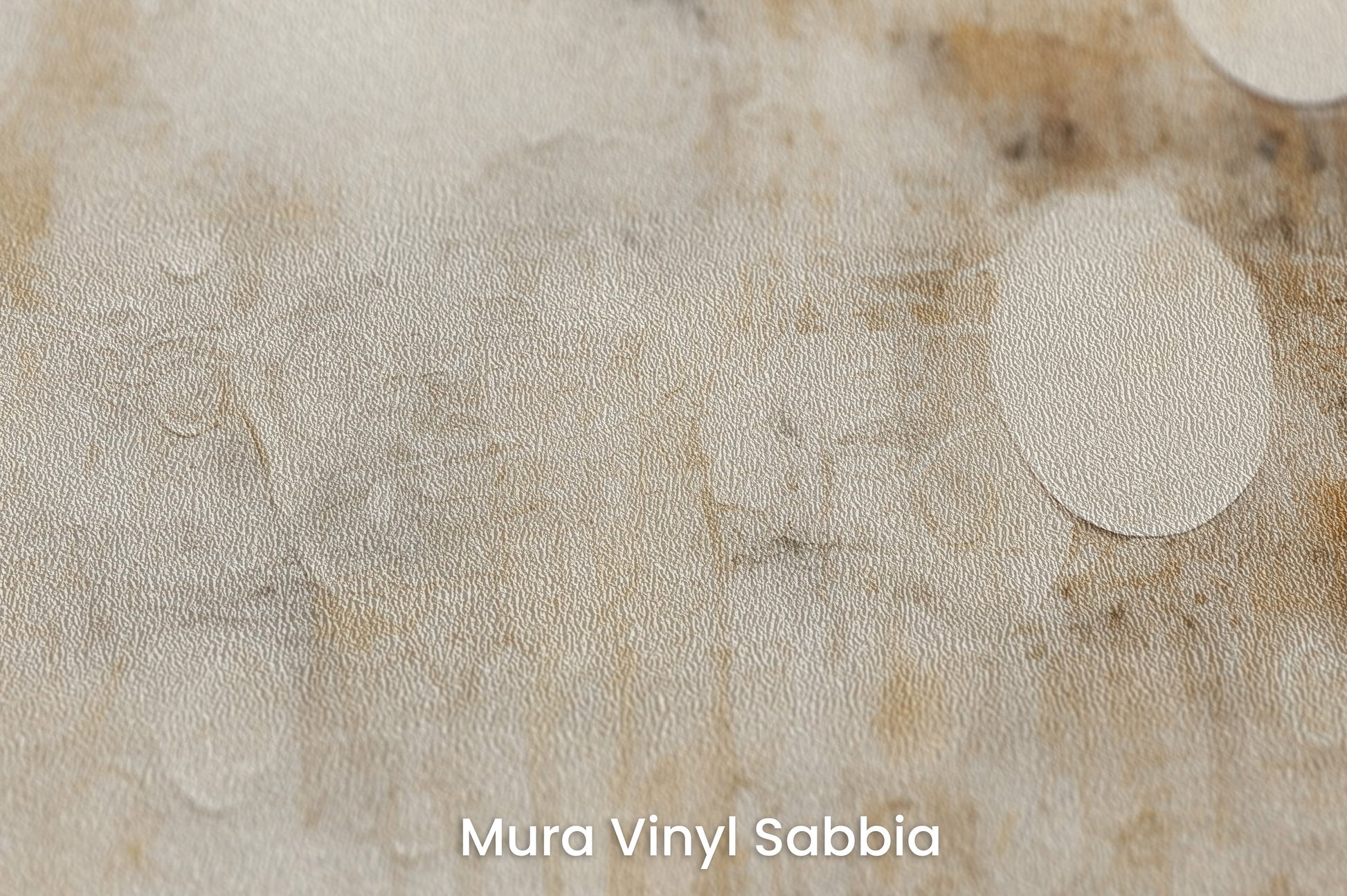 Zbliżenie na artystyczną fototapetę o nazwie COSMIC DANCE IN CREAM na podłożu Mura Vinyl Sabbia struktura grubego ziarna piasku.