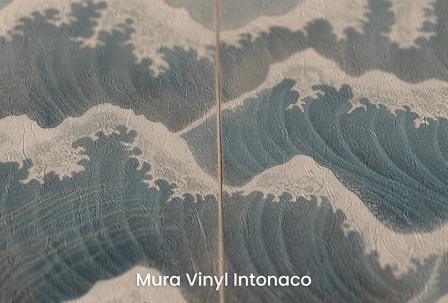 Zbliżenie na artystyczną fototapetę o nazwie Blue Crest na podłożu Mura Vinyl Intonaco - struktura tartego tynku.
