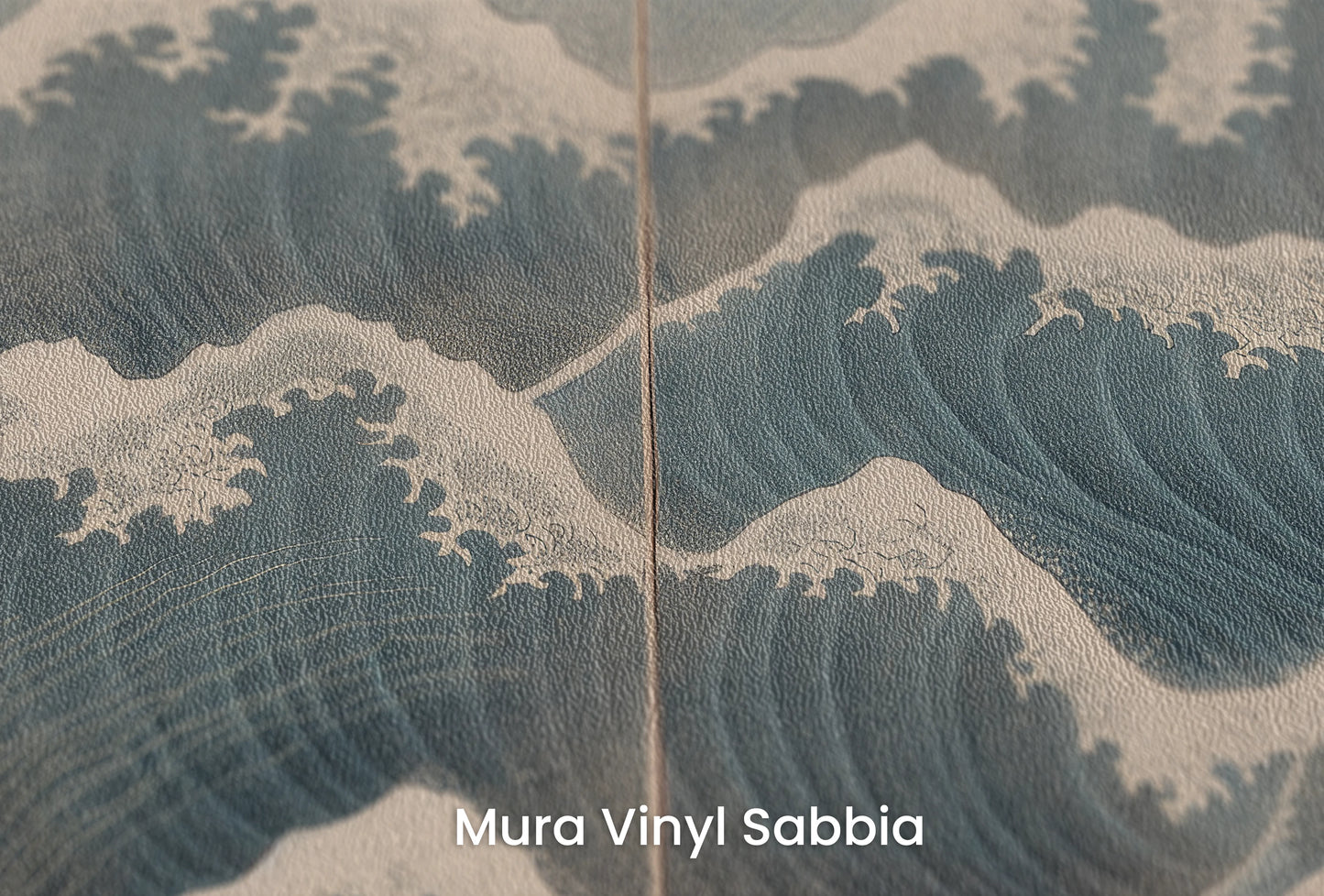 Zbliżenie na artystyczną fototapetę o nazwie Blue Crest na podłożu Mura Vinyl Sabbia struktura grubego ziarna piasku.