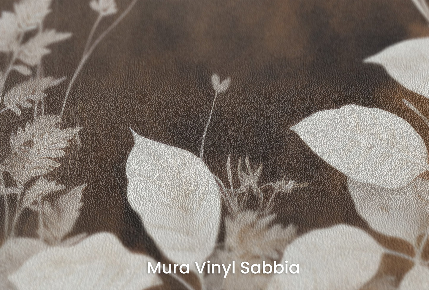 Zbliżenie na artystyczną fototapetę o nazwie Whispering Leaves #4 na podłożu Mura Vinyl Sabbia struktura grubego ziarna piasku.