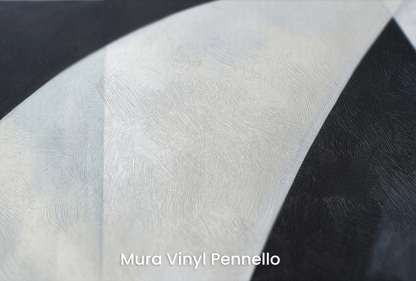 Zbliżenie na artystyczną fototapetę o nazwie Crescent Shadows na podłożu Mura Vinyl Pennello - faktura pociągnięć pędzla malarskiego.