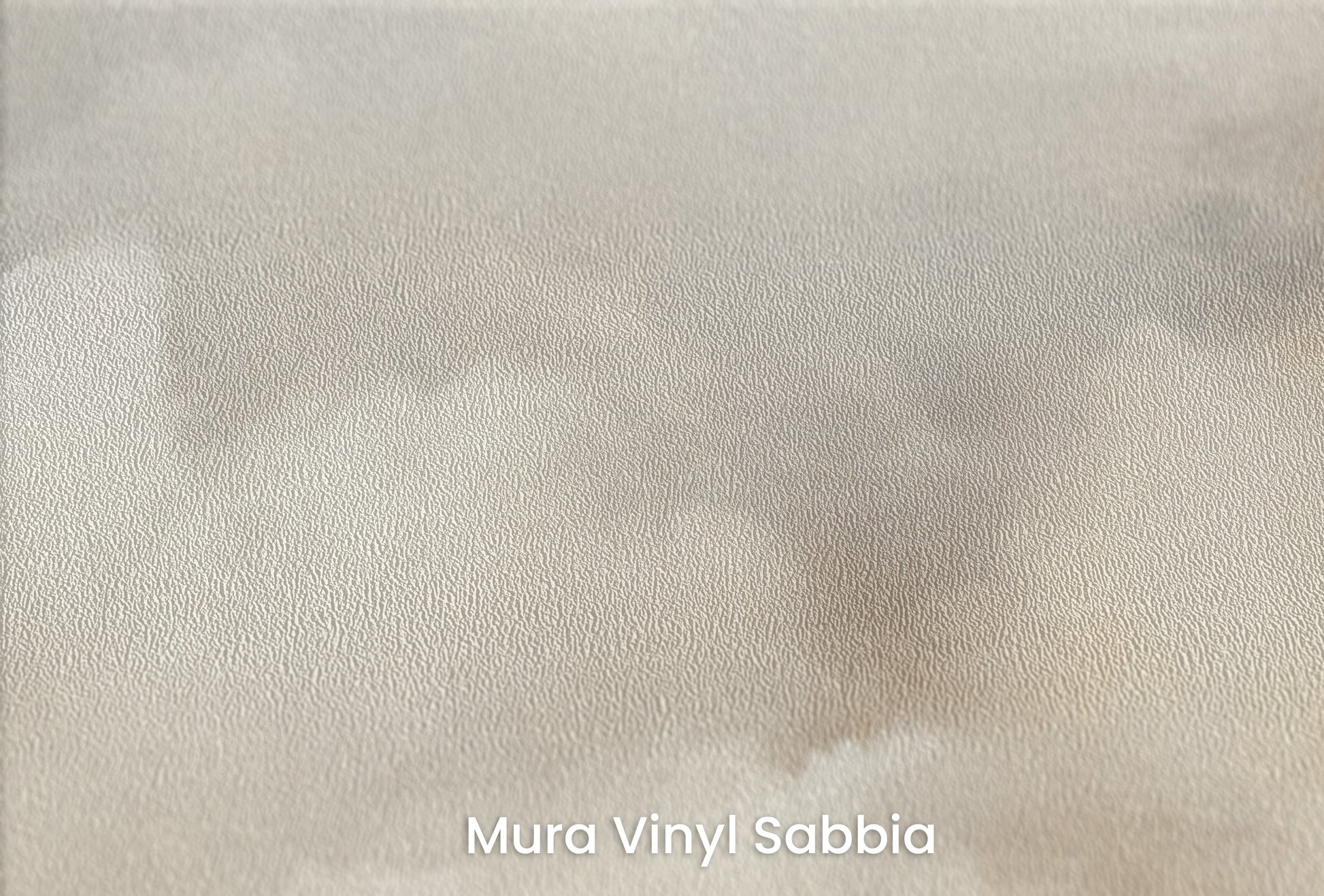 Zbliżenie na artystyczną fototapetę o nazwie DAWN'S EMBRACE na podłożu Mura Vinyl Sabbia struktura grubego ziarna piasku.
