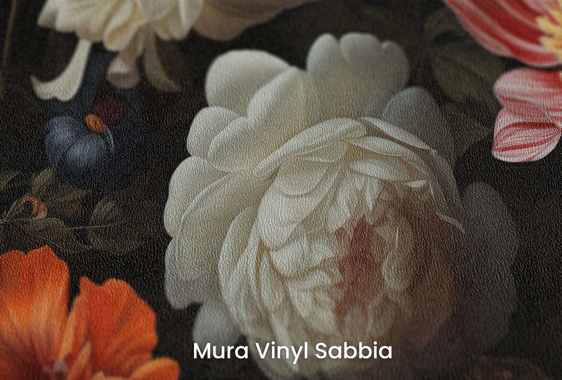 Zbliżenie na artystyczną fototapetę o nazwie Dutch Floral Masterpiece na podłożu Mura Vinyl Sabbia struktura grubego ziarna piasku.