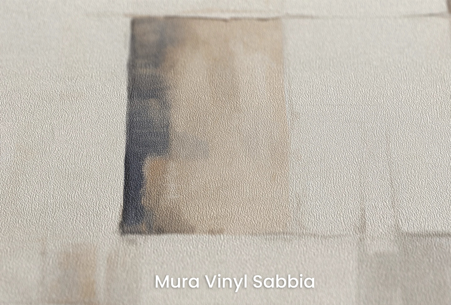 Zbliżenie na artystyczną fototapetę o nazwie Monochrome Blend na podłożu Mura Vinyl Sabbia struktura grubego ziarna piasku.