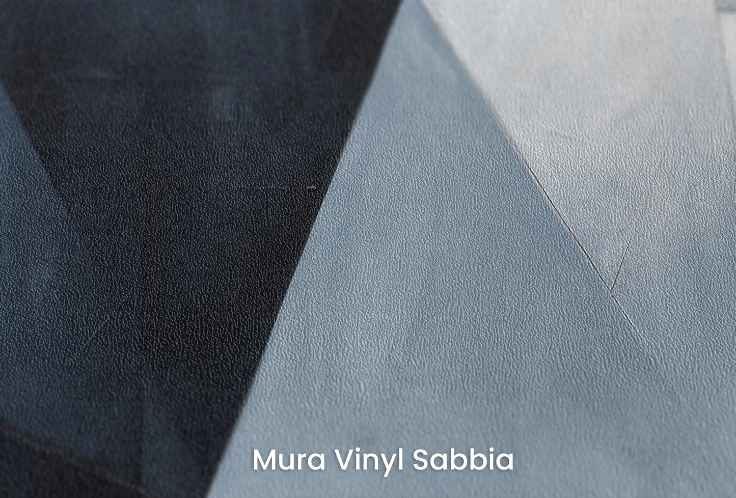 Zbliżenie na artystyczną fototapetę o nazwie Angular Elegance na podłożu Mura Vinyl Sabbia struktura grubego ziarna piasku.