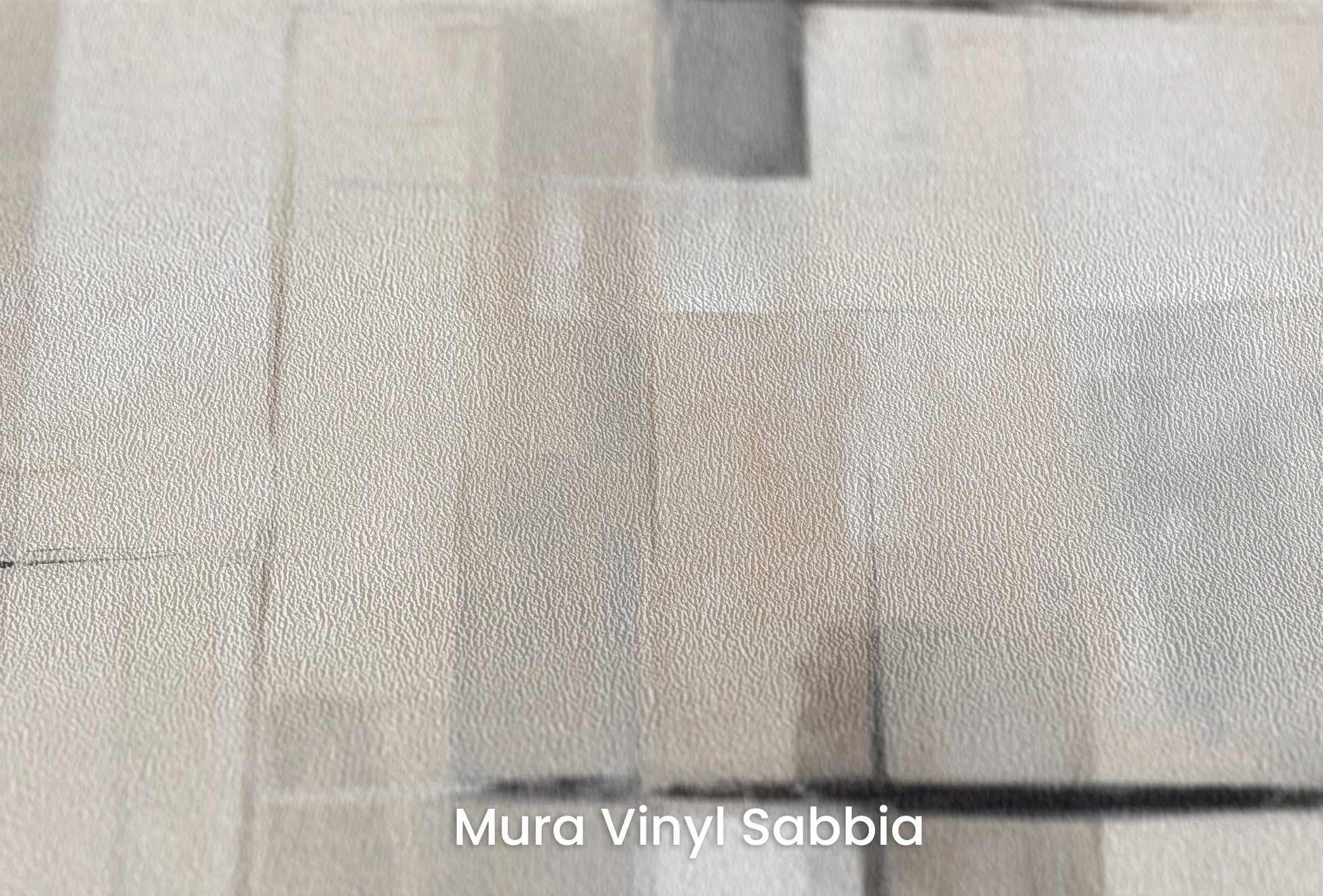 Zbliżenie na artystyczną fototapetę o nazwie Linear Shades na podłożu Mura Vinyl Sabbia struktura grubego ziarna piasku.
