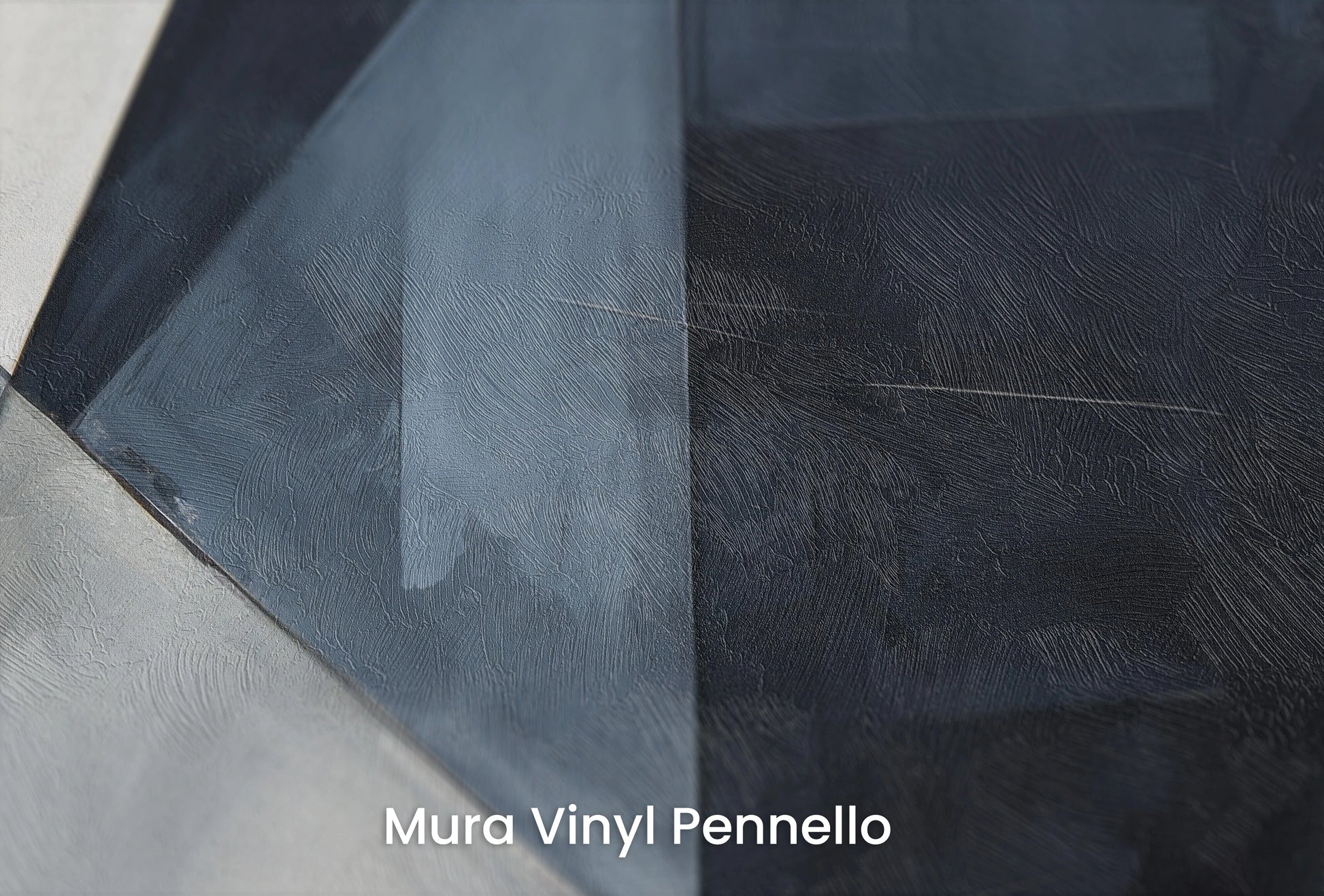 Zbliżenie na artystyczną fototapetę o nazwie Monochrome Motion na podłożu Mura Vinyl Pennello - faktura pociągnięć pędzla malarskiego.