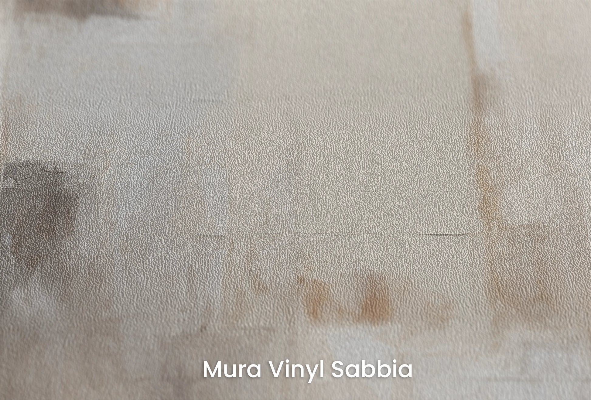 Zbliżenie na artystyczną fototapetę o nazwie Cream Harmony na podłożu Mura Vinyl Sabbia struktura grubego ziarna piasku.