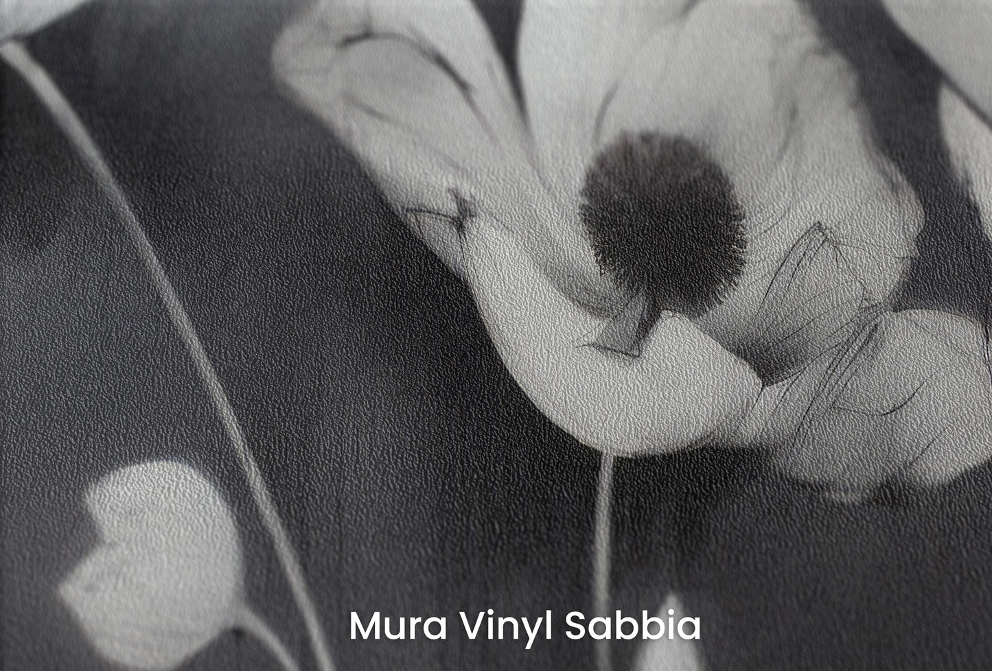 Zbliżenie na artystyczną fototapetę o nazwie SHADOWED FLORA na podłożu Mura Vinyl Sabbia struktura grubego ziarna piasku.