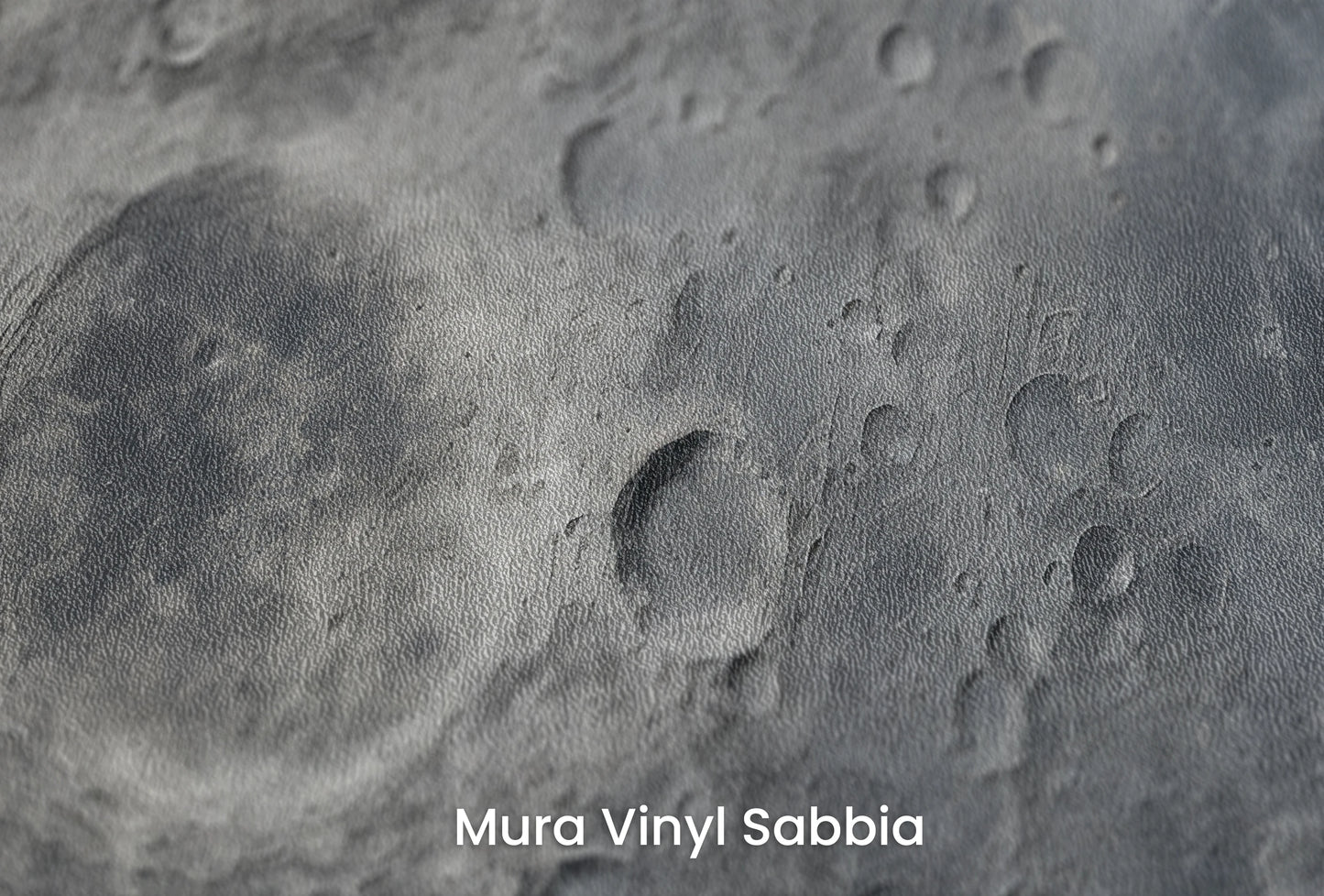 Zbliżenie na artystyczną fototapetę o nazwie Lunar Silence #2 na podłożu Mura Vinyl Sabbia struktura grubego ziarna piasku.