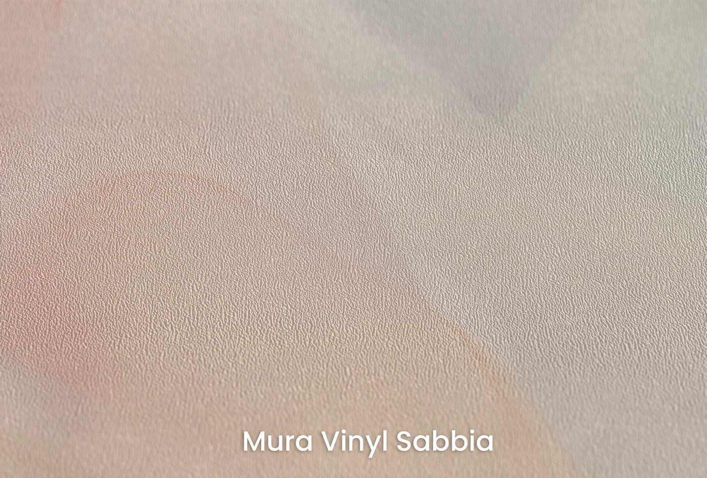 Zbliżenie na artystyczną fototapetę o nazwie Pastel Peaks na podłożu Mura Vinyl Sabbia struktura grubego ziarna piasku.