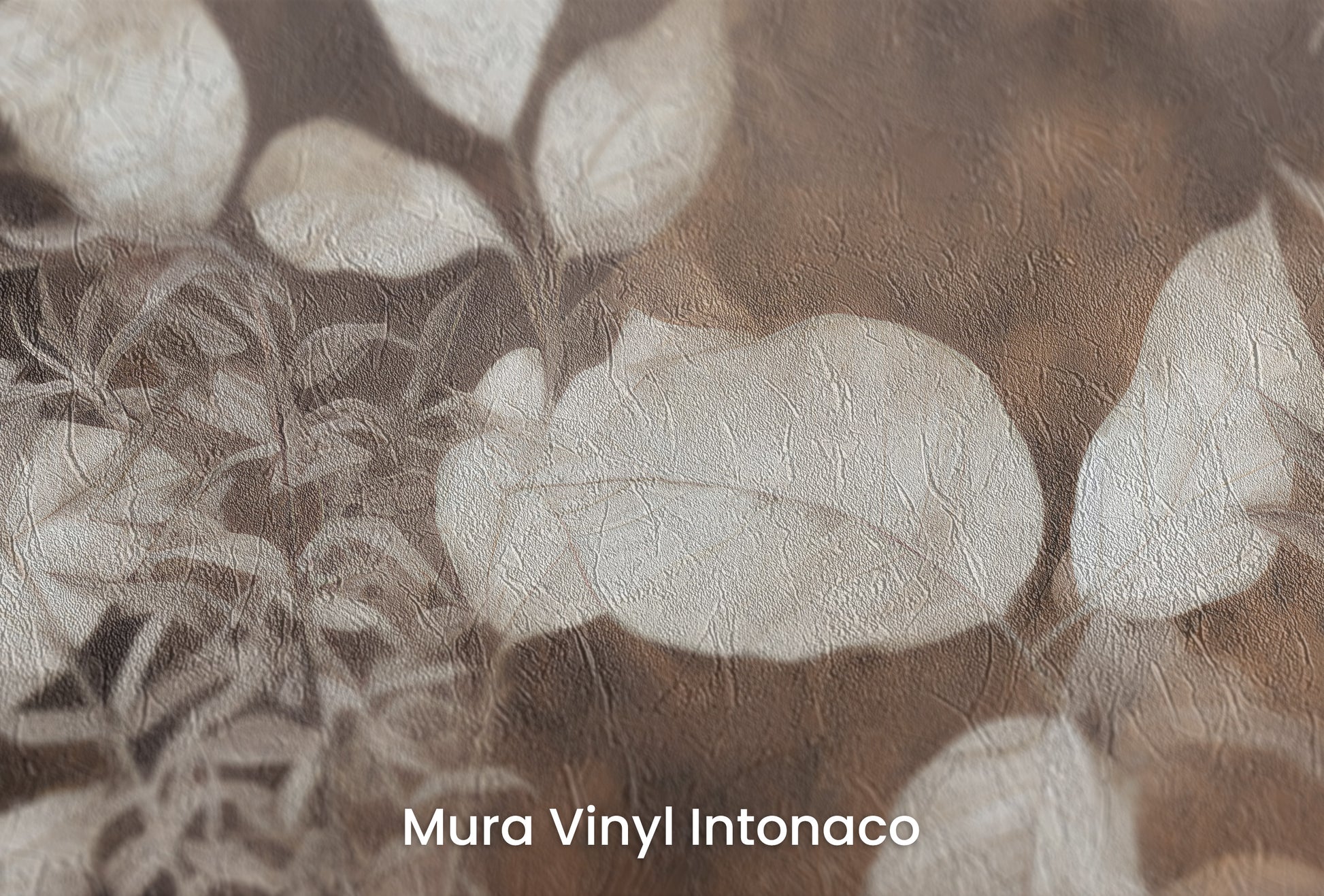 Zbliżenie na artystyczną fototapetę o nazwie Botanical Elegance #2 na podłożu Mura Vinyl Intonaco - struktura tartego tynku.