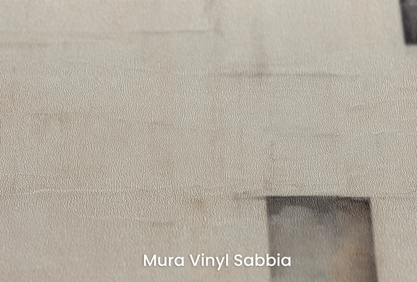 Zbliżenie na artystyczną fototapetę o nazwie Balanced Composition na podłożu Mura Vinyl Sabbia struktura grubego ziarna piasku.