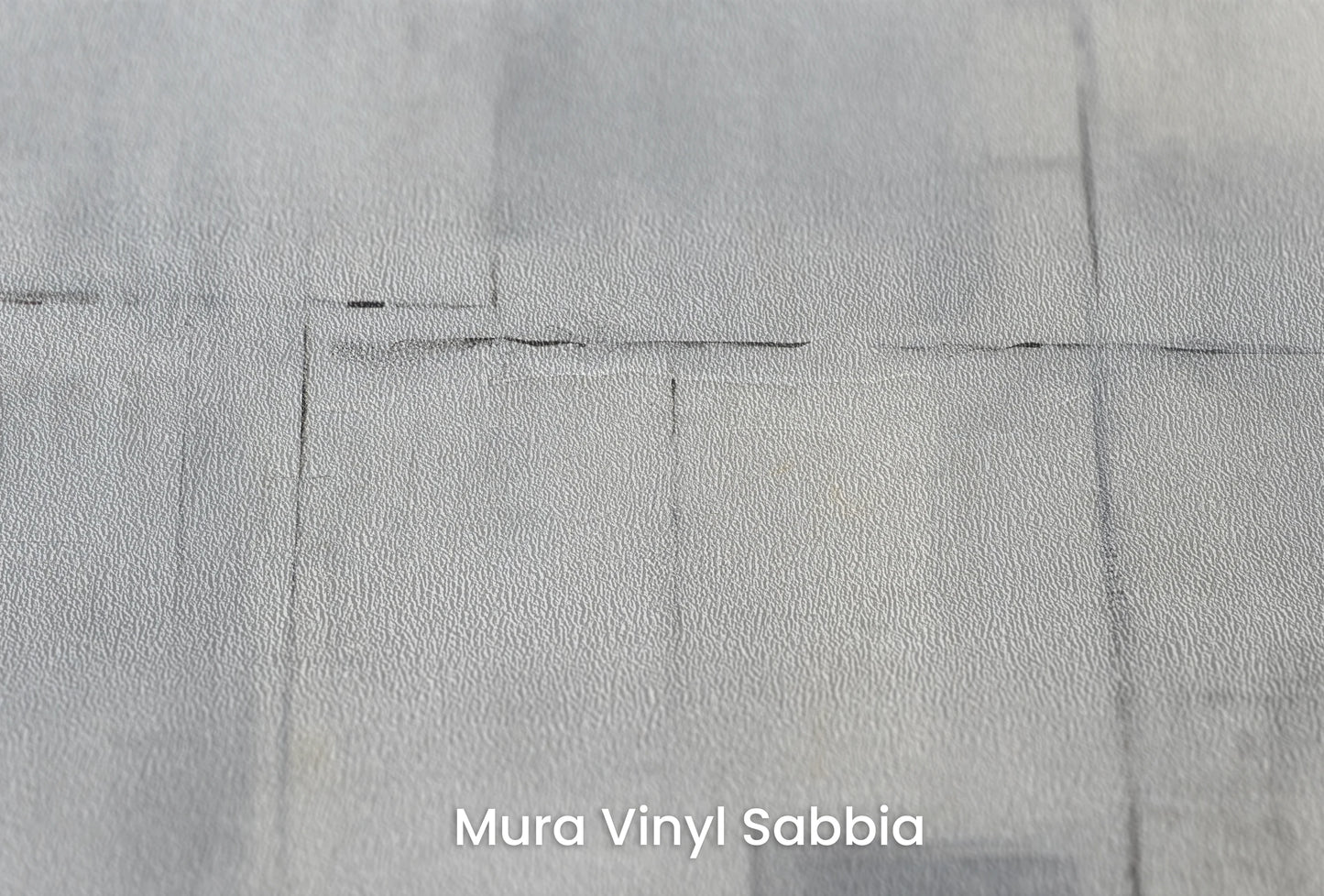 Zbliżenie na artystyczną fototapetę o nazwie Chromatic Layers na podłożu Mura Vinyl Sabbia struktura grubego ziarna piasku.